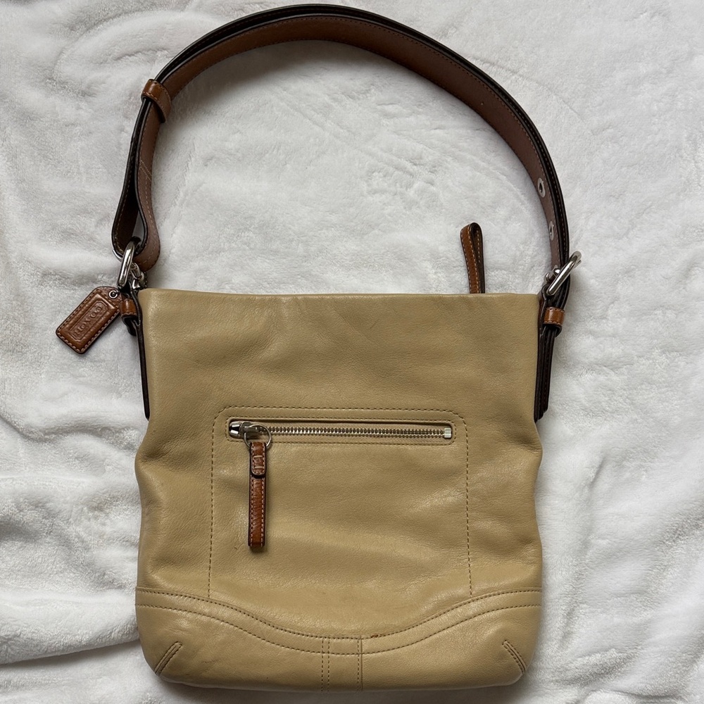 COACH  Beige Leather Shoulder Bag with Brown Trim
